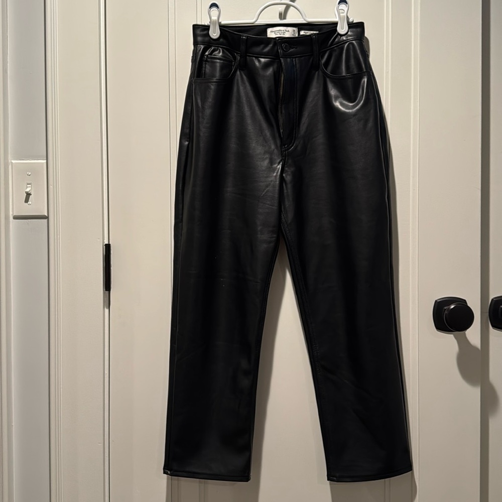 Abercrombie & Fitch Vegan Leather Ankle Straight, 6-short